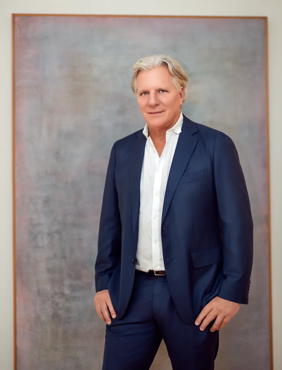Thomas Reinshagen, unabhängiger Kunstberater in Zürich, vor einem Gemälde